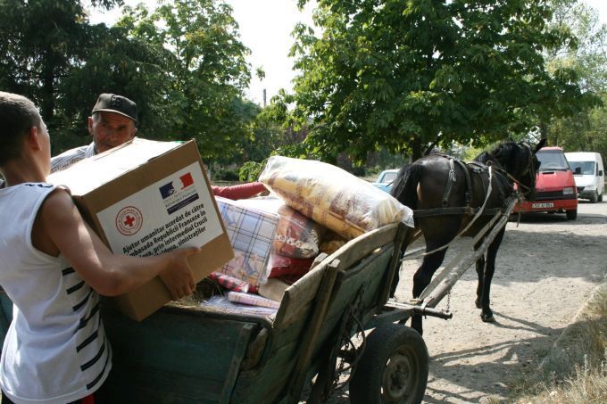 Mladý muž v Moldávii nakládá potravinovou pomoc