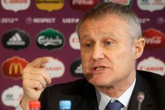 Viceprezident UEFA vyhrožuje normalizační komisí. Od delegátů sklidil smích i pískot