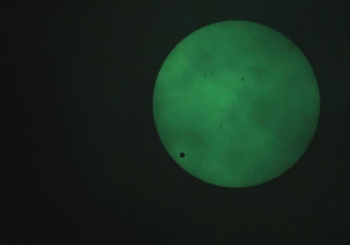 The planet Venus transits across the sun as seen through a welding filter in Sydney June 6, 2012. The planet Venus made a slow transit across the face of the sun on Tuesday, the last such passing that will be visible from Earth for 105 years. REUTERS/Daniel Munoz (AUSTRALIA - Tags: ENVIRONMENT SCIENCE TECHNOLOGY SOCIETY) Published: Čer. 6, 2012, 4:37 dop.