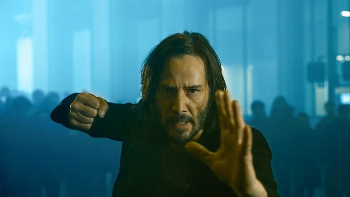 Keanu Reeves nedávno účinkoval ve čtvrtém díle sci-fi ságy The Matrix Resurrections, který ještě promítala čínská kina. Teď už herec pro tamní diváky neexistuje.