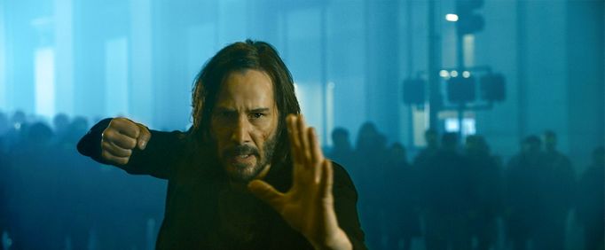 Keanu Reeves nedávno účinkoval ve čtvrtém díle sci-fi ságy The Matrix Resurrections, který ještě promítala čínská kina. Teď už herec pro tamní diváky neexistuje.