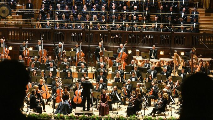 Budapešťský festivalový orchestr s Ivánem Fischerem nasměrovali publikum Pražského jara k totální hudební přesvědčivosti.
