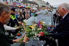 Se zpěvačkou O'Connorovou se loučily tisícovky fanoušků, auto zasypaly květinami