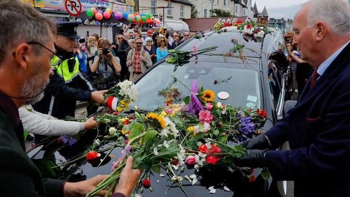 Se zpěvačkou O'Connorovou se loučily tisícovky fanoušků, auto zasypaly květinami