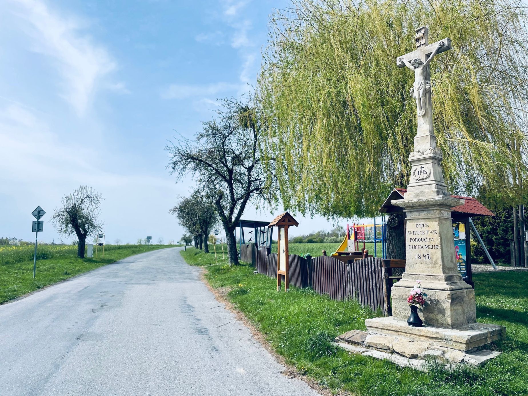 Obec Zákřov na okraji Hané, kde došlo na konci druhé světové války k masakru (17. 4. 2025)