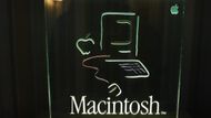 Tak vypadalo logo původního počítače 128K Macintosh. Jde o první počítač, který používal myš a snadno ovladatelnou grafiku. Už tady se začal projevovat Jobsův důraz na design.