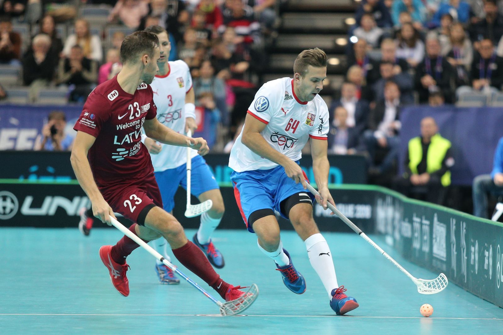 Andris Rajeckis a Lukáš Veltšmíd v zápase MS 2018 Česko - Lotyšsko