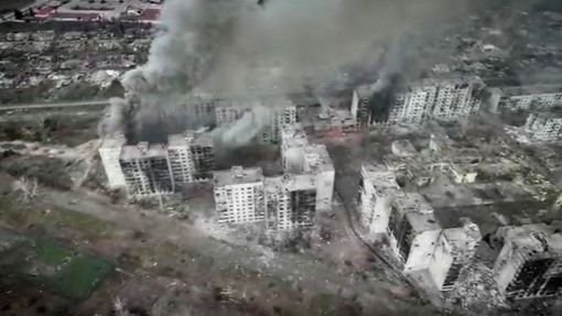 Záběr z dronu na zničený Bachmut. Rusové na město intenzivně útočí od léta.