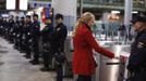 A commuter passes a line of police as she enters a gantry at Atocha rail station during a 24-hour nationwide general strike in Madrid, November 14, 2012. Spanish and Portuguese workers staged the first coordinated strike across the Iberian peninsula on Wednesday, shutting down transport, grounding flights and closing schools to protest austerity measures and tax hikes. REUTERS/Paul Hanna (SPAIN - Tags: POLITICS CIVIL UNREST BUSINESS EMPLOYMENT TRANSPORT) Published: Lis. 14, 2012, 9:17 dop.