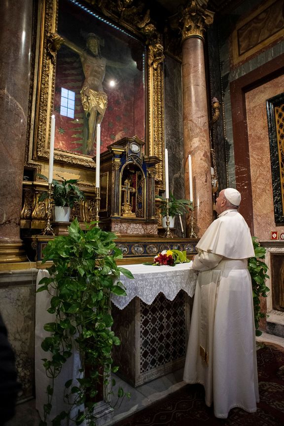 Papež se modlí za konec pandemie a za nemocné v kostele sv. Marcela v Římě.