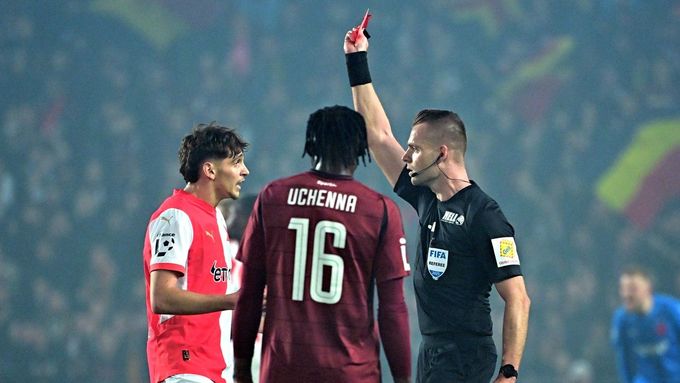 Mojmír Chytil dostává červenou kartu v derby Sparta - Slavia