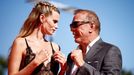 Herečka Abbey Lee a Kevin Costner na benátském festivalu.