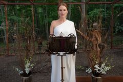 Bohatí, mocní a falešní. Julianne Moore si v nové minisérii buduje kult osobnosti