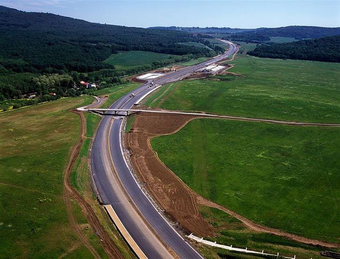 Na 77. kilometru D8 směrem na Německo je vidět budoucí odpočívka.