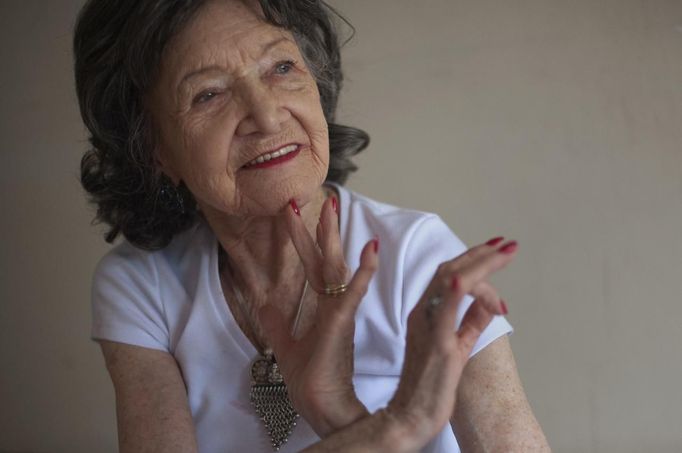 Yoga instructor Tao Porchon-Lynch goes through yoga poses at her yoga class in Hartsdale, New York May 14, 2012. At 93 years old, Porchon-Lynch was named the world's oldest yoga teacher by Guinness World Records. REUTERS/Keith Bedford (UNITED STATES - Tags: SOCIETY) Published: Kvě. 14, 2012, 10:41 odp.