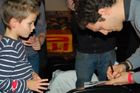 Pilota formule 1 si užili hlavně fanoušci. Malý Tomáš (nikoliv nevěřící) právě dostává autogram, se kterým bude určitě ve škole za hrdinu.