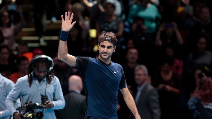 Roger Federer zdraví fanoušky, poté co opanoval skupinu na Turnaji mistrů.