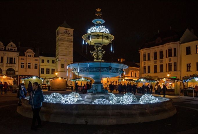 Centrální Masarykovo náměstí v Karviné večer před zavírací dobou jarmarku. Secesní kašnu město nasvítilo poprvé předloni a s velkým ohlasem.