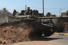 Rebelové dobyli Tripolis, Kaddáfího režim se hroutí