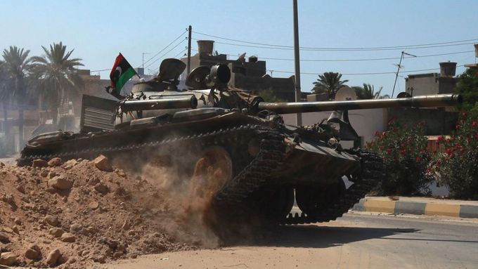 Povstalecký tank před Tripolisem.