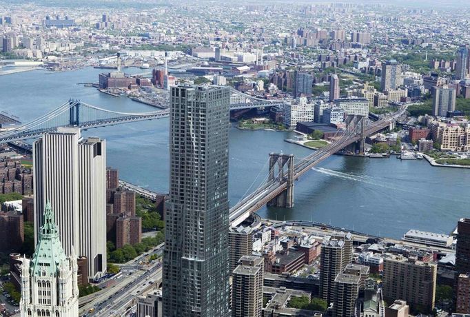 The Brooklyn Bridge (R) and Manhattan Bridge is seen from the 90th story of One World Trade Center in New York, April 30, 2012. The addition of iron columns to the 100th story pushed the height of One World Trade above that of the Empire State Building today. REUTERS/Lucas Jackson (UNITED STATES - Tags: CITYSPACE SOCIETY) Published: Kvě. 1, 2012, 1:26 dop.