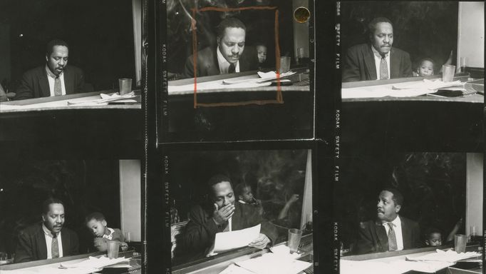 Klavírista Bud Powell se synem při natáčení.