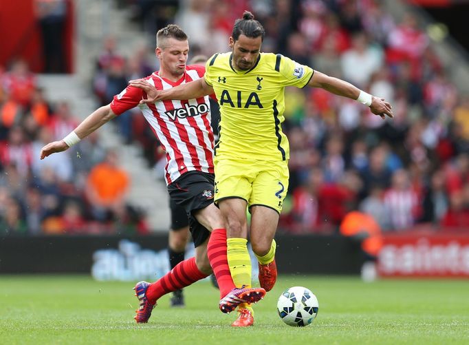 Nacer Chadli z Tottenhamu a Morgan Schneiderlin ze Southamptonu v souboji o míč