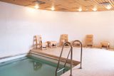 Na konci chodby, kde je finská sauna, je ještě jedna místnost s ledovým bazénem...