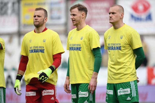 Hráči Bohemians v tričkách na podporu Ukrajiny před zápasem.
