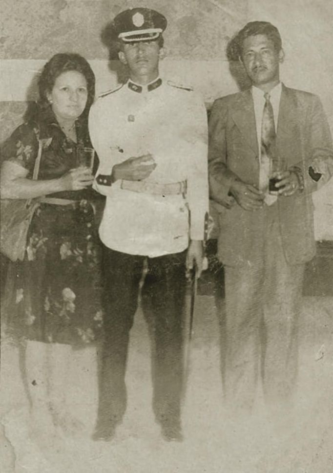 Venezuela's President Hugo Chavez is pictured during his Military Academy years with his parents Elena and Hugo, in this undated handout photo provided by Venezuela's Ministry of Information and Communication. REUTERS/Ministry of Information and Communication/Handout (VENEZUELA - Tags: POLITICS PROFILE HEALTH MILITARY) ATTENTION EDITORS - THIS IMAGE WAS PROVIDED BY A THIRD PARTY. FOR EDITORIAL USE ONLY. NOT FOR SALE FOR MARKETING OR ADVERTISING CAMPAIGNS. THIS PICTURE IS DISTRIBUTED EXACTLY AS RECEIVED BY REUTERS, AS A SERVICE TO CLIENTS Published: Úno. 15, 2013, 11:37 odp.