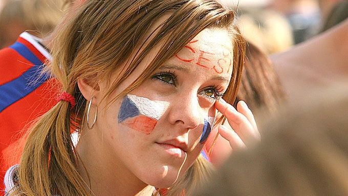 České fanynky si už tento týden vlajky na tváře nenamalovaly. Takhle se zdobily před osudným zápasem s Itálií.