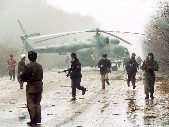 Sestřelená ruská helikoptéra nedaleko města Groznyj. Snímek pochází z roku 1994.