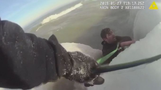Chicagská policie zachránila muže ze zamrzlého jezera