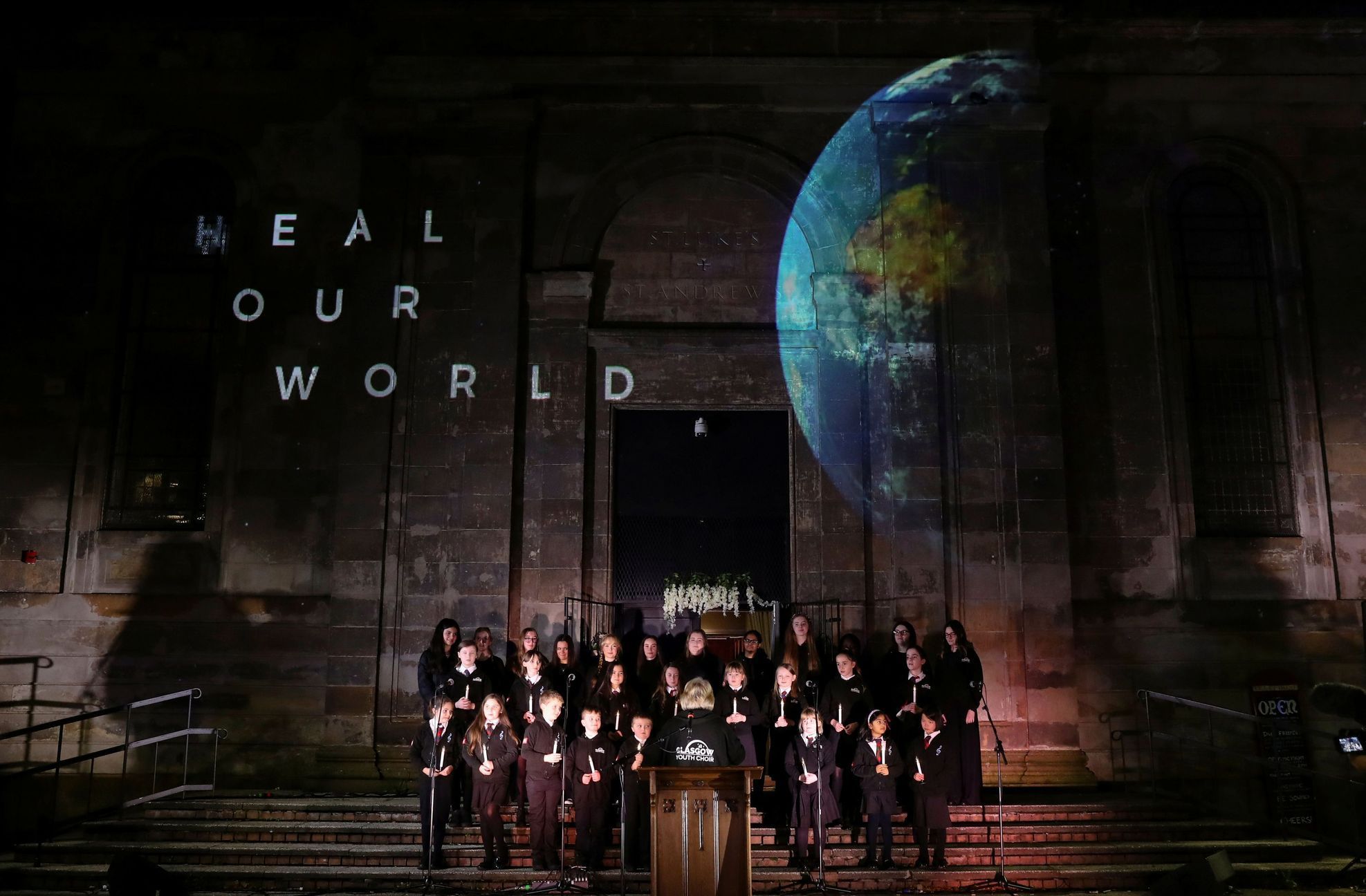 Videoprojekce a koncert u kostela v Glasgow kvůli klimatické konferenci.