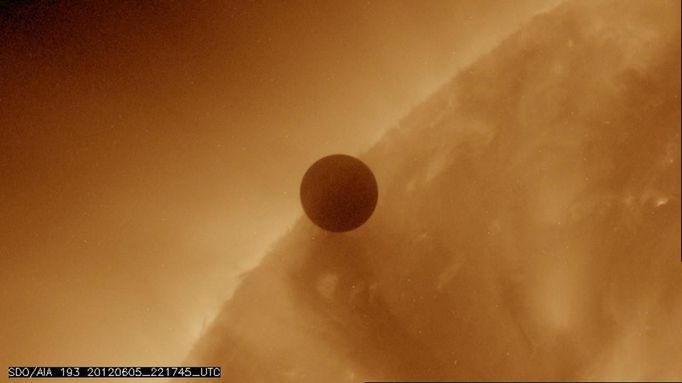 Handout image courtesy of NASA shows the planet Venus at the start of its transit of the Sun, June 5, 2012. One of the rarest astronomical events occurs on Tuesday and Wednesday when Venus passes directly between the sun and Earth, a transit that won't occur again until 2117. REUTERS/NASA/AIA/Solar Dynamics Observatory/Handout (UNITED STATES - Tags: ENVIRONMENT SCIENCE TECHNOLOGY) FOR EDITORIAL USE ONLY. NOT FOR SALE FOR MARKETING OR ADVERTISING CAMPAIGNS. THIS IMAGE HAS BEEN SUPPLIED BY A THIRD PARTY. IT IS DISTRIBUTED, EXACTLY AS RECEIVED BY REUTERS, AS A SERVICE TO CLIENTS Published: Čer. 5, 2012, 10:52 odp.