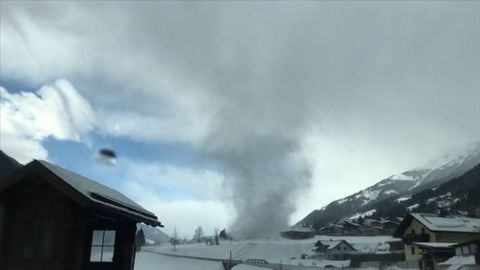 VIDEO: Rakouskou vesnicí se prohnalo sněhové tornádo gustnado