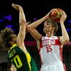 Ruský basketbalista Kirilenko střílí v utkání proti Litvě, olympijské hry v Londýně 2012