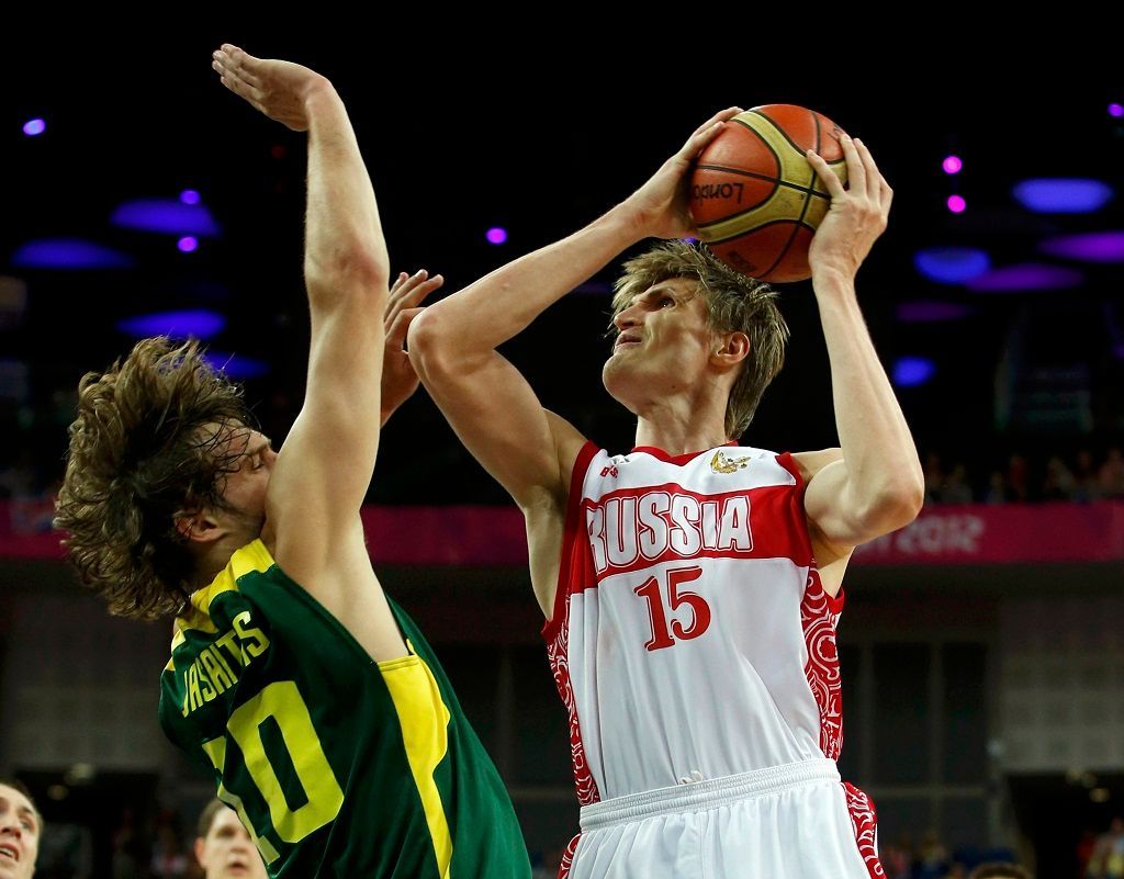 Ruský basketbalista Kirilenko střílí v utkání proti Litvě, olympijské hry v Londýně 2012