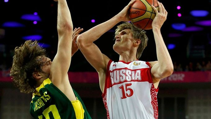 Andrej Kirilenko (vpravo) hledá v NBA nového živitele, Rusku na ME nepomůže.