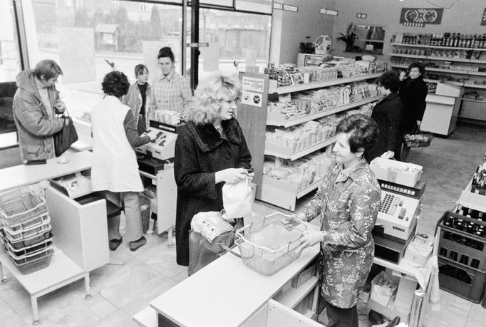 Lidé nakupující v potravinovém obchodě v městě Javorník na Šumpersku v Československu. Ilustrační fotografie z 70. let.