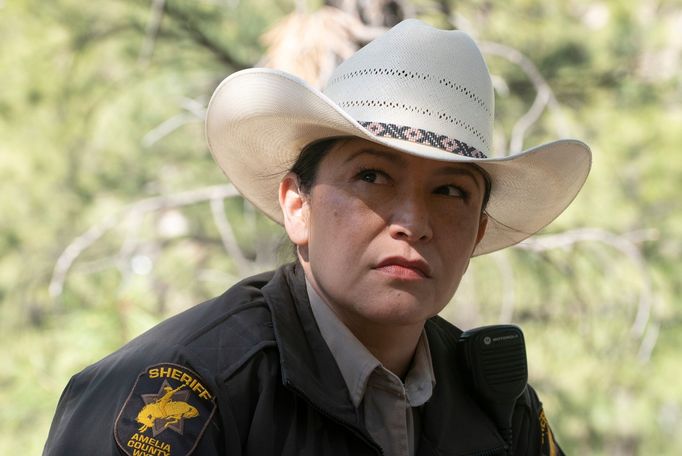 Tamara Podemskiová jako zástupkyně šerifa Joyová.