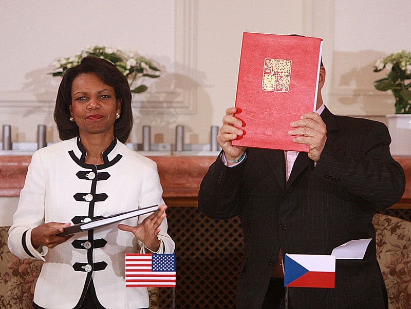 Riceová a Schwarzenberg po podpisu smlouvy o radaru