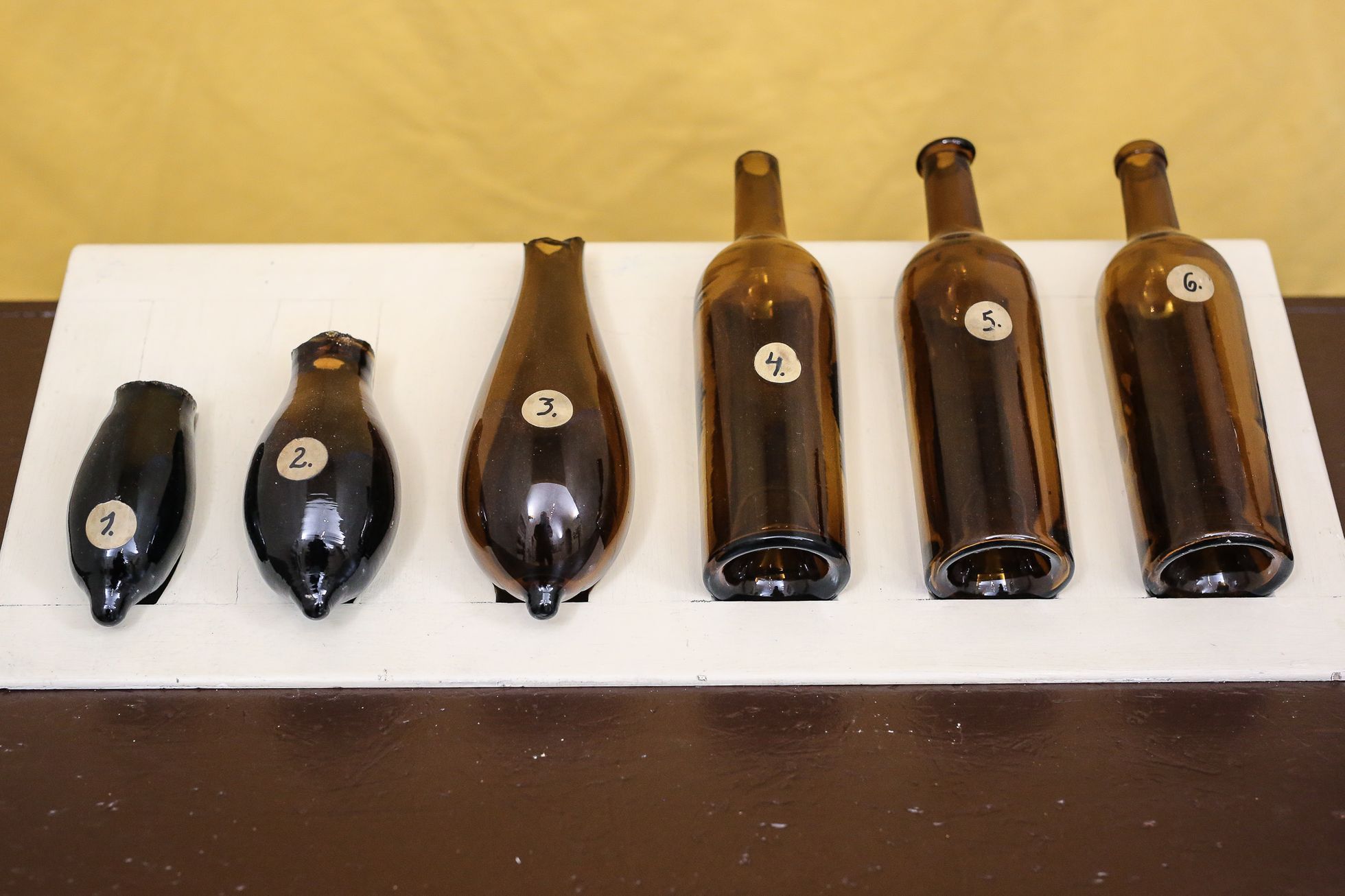 Výstava historie pivních lahví do druhé světové války, zámek Děčín