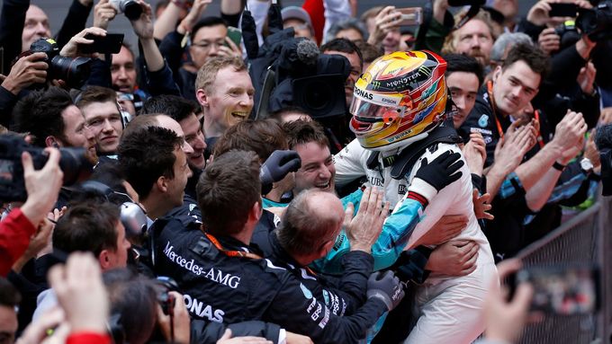 Lewis Hamilton zvítězil ve Velké ceně Číny způsobem start-cíl.