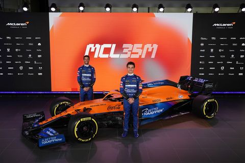 Daniel Ricciardo a Lando Norrisí pózují u McLarenu MCL35M pro sezonu 2021