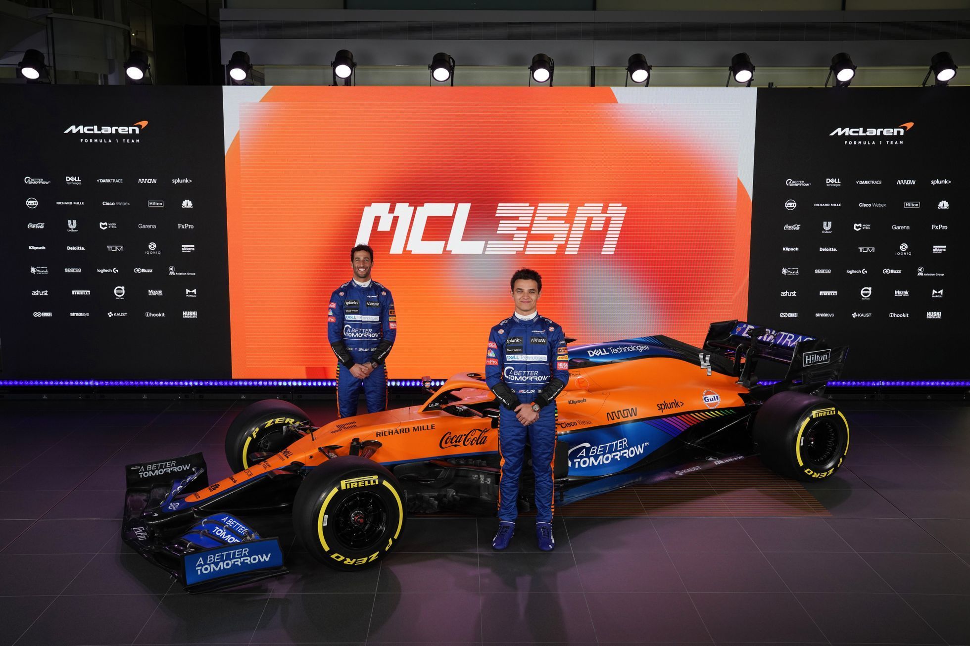Daniel Ricciardo a Lando Norrisí pózují u McLarenu MCL35M pro sezonu 2021