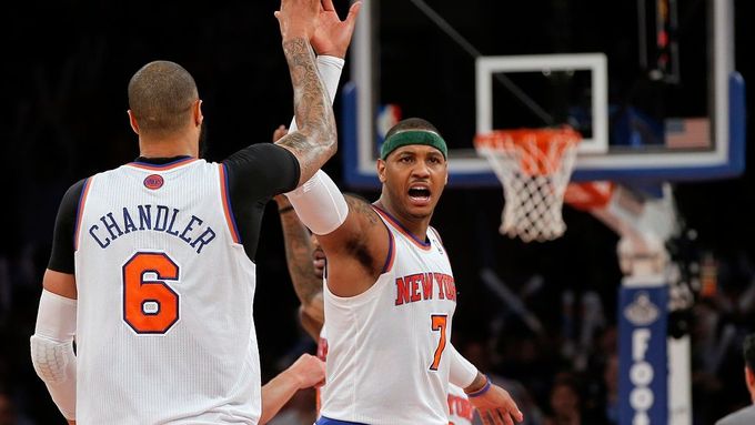 Carmelo Anthony z New Yorku Knicks slaví se svým spoluhráčem Tysonem Chandlerem.