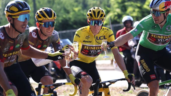 Jonas Vingegaard slaví vítězství na Tour de France