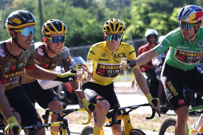 Jonas Vingegaard slaví vítězství na Tour de France