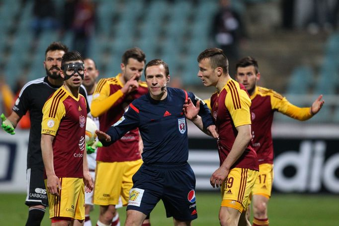 SL, Dukla-Sparta: rozhodčí Tomáš Kocourek a Lukáš Štetina